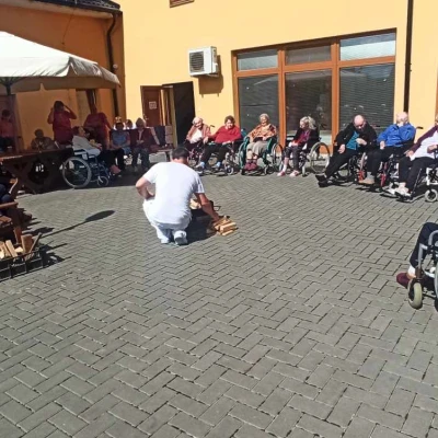 Opékání špekáčků