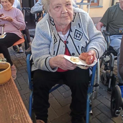 Opékání špekáčků