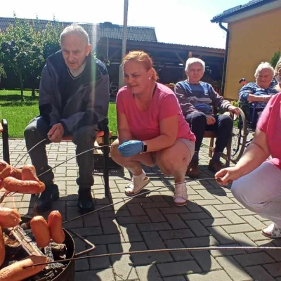 Opékání špekáčků