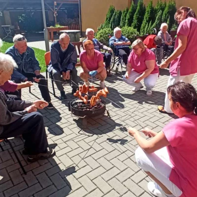 Opékání špekáčků