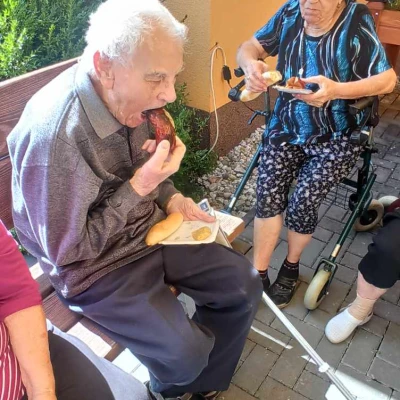 Opékání špekáčků