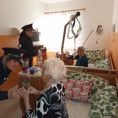 Policisté osobně předali vánoční hvězdy našim uživatelům