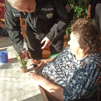 Předání vánoční hvězdy pracovníky Policie ČR