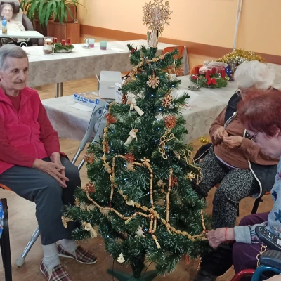 Zdobení stromečku, vánoční tvoření